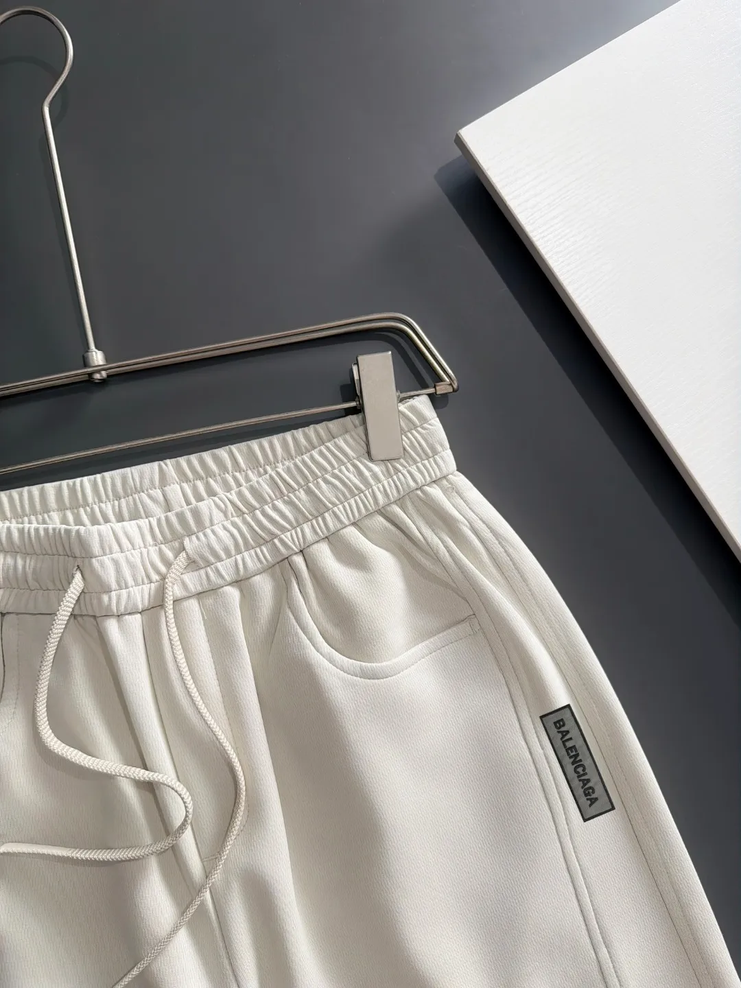 Next day shipment P195 Balenciaga 2026 Autumn and Winter New Arrival elastic band casual pants, counter-customized fabrics, Breathable, high comfort, impeccable details, brand element design concept, reflecting high quality. It feels delicate and soft! It presents a casual cut and the upper body shape is great! Sizes:S-3XL